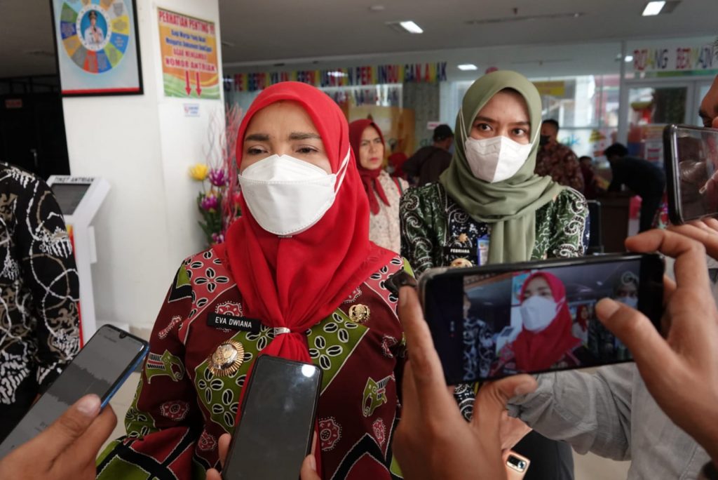 Foto Walikota Bandar Lampun Eva Dwiana saat sidak Disdukcapil Bandar Lampung.