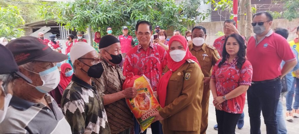 Walikota Bandar Lampung Eva Dwiana Bersama PSMTI serahkan bantuan semabako pada masyarakat Bumi Waras || Foto Ist