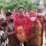 Walikota Eva Dwiana Salurkan Sembako Bantuan PSMTI