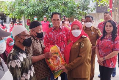 Walikota Eva Dwiana Salurkan Sembako Bantuan PSMTI
