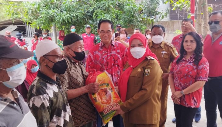 Walikota Bandar Lampung Eva Dwiana Bersama PSMTI serahkan bantuan semabako pada masyarakat Bumi Waras || Foto Ist