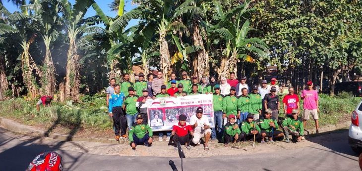 Foto aparatur Kelurahan Jagabaya III usai gotong royomg bersih-bersih lingkungan || Foto Ist