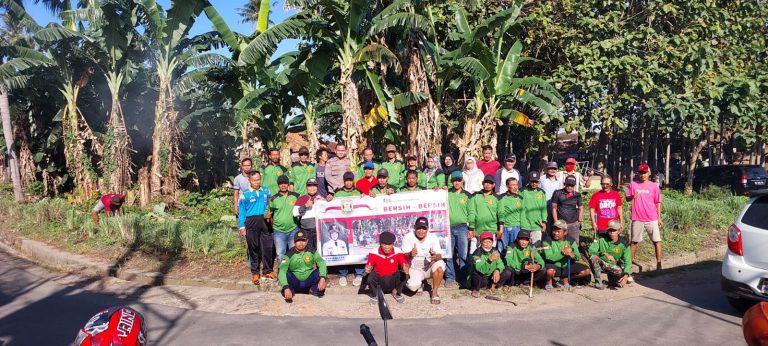 Foto aparatur Kelurahan Jagabaya III usai gotong royomg bersih-bersih lingkungan || Foto Ist