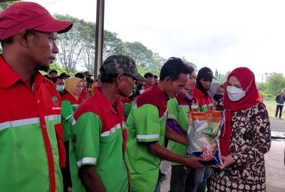 Wali Kota Berikan 772 Petugas Kebersihan Bantuan Beras