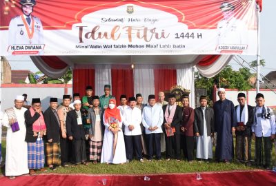 Wali Kota Eva Dwiana Solat Ied di Lapangan Way Dadi Sukarame