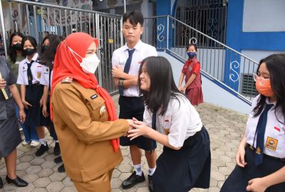 Wali Kota EVa Dwiana Tinjau Pelaksanaan Ujian SMP