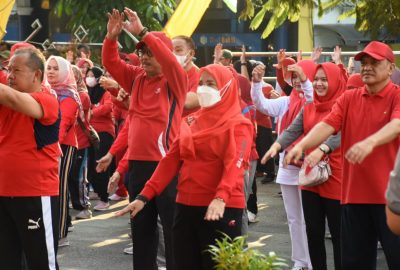 Bunda Eva Ikut Senam Sehat Bersama di Taman Bung Karno