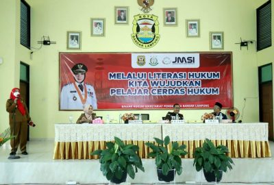 Bunda Eva Berikan Edukasi Hukum pada Remaja SMPN 2