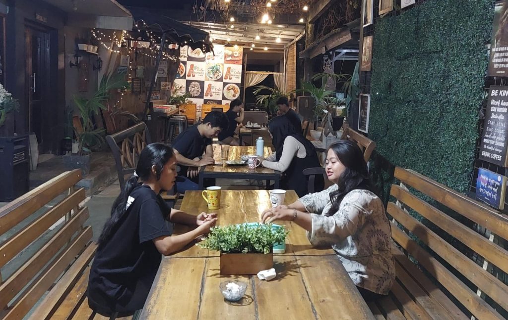 Foto Kedai Kayu Manis berkonsep taman dan harganya terjangkau / travel2lampung