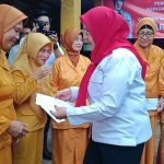 Walikota Eva Berikan 80 Paket Sembako pada Veteran
