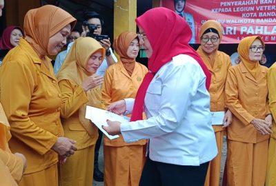 Walikota Eva Berikan 80 Paket Sembako pada Veteran
