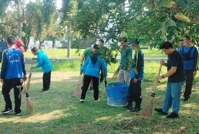 Dinas Sosial Provinsi Lampung melaksanakan kegiatan Jumat Bersih di Taman Makam Pahlawan Nasional (TMPN) Tanjung Karang, Jumat (12/8).