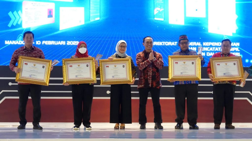 Kemendagri Berikan Penghargaan Dukcapil Hebat kepada Walikota Bandar Lampung