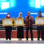 Kemendagri Berikan Penghargaan Dukcapil Hebat kepada Walikota Bandar Lampung