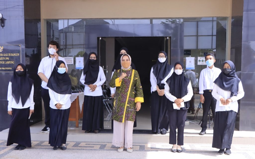 Ketua Dekranasda Lampung Lepas 10 Siswa Peserta PBK Boarding