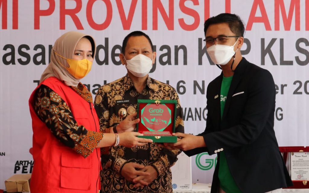 Ketua PMI Lampung menerima bantuan alat-alat kesehatan dari GRAB Indonesia