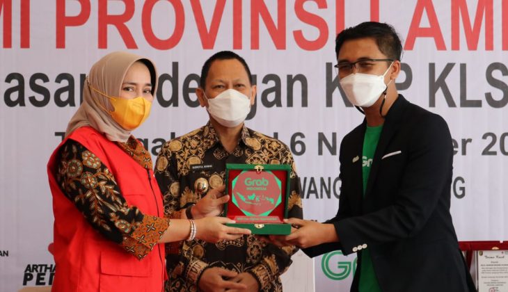 Ketua PMI Lampung menerima bantuan alat-alat kesehatan dari GRAB Indonesia