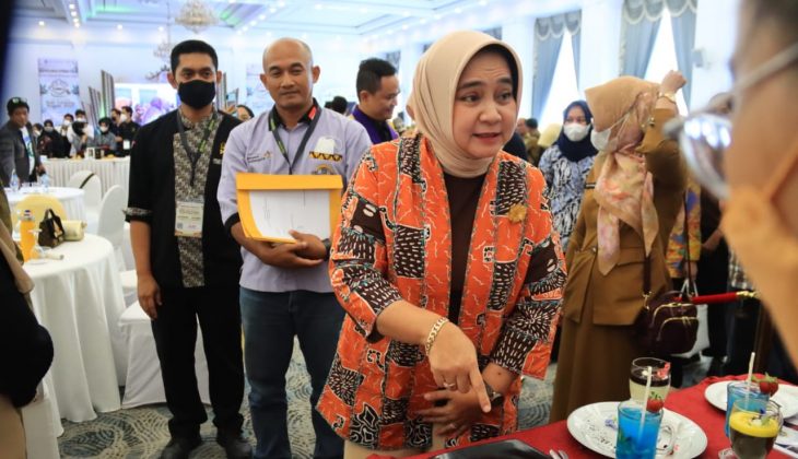 Ketua TP PKK Lampung Hadiri Lomba Tata Hidang dalam Rangkaian Kopi Lampung Begawi