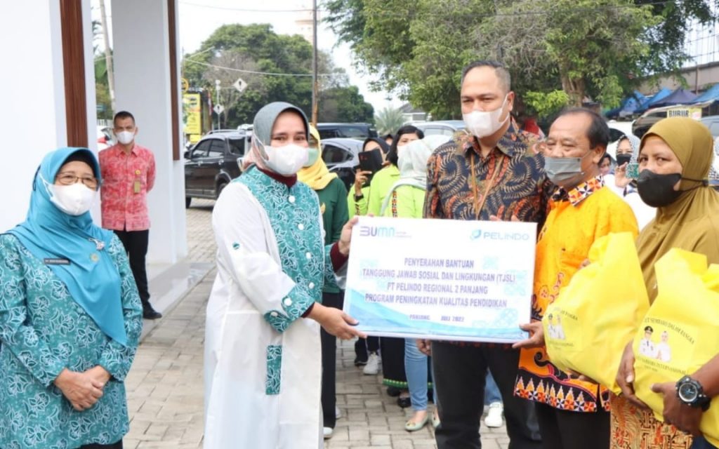 Ketua TP PKK Provinsi Lampung Salurkan Bantuan Program SIGER