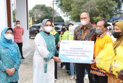 Ketua TP PKK Provinsi Lampung Salurkan Bantuan Program SIGER