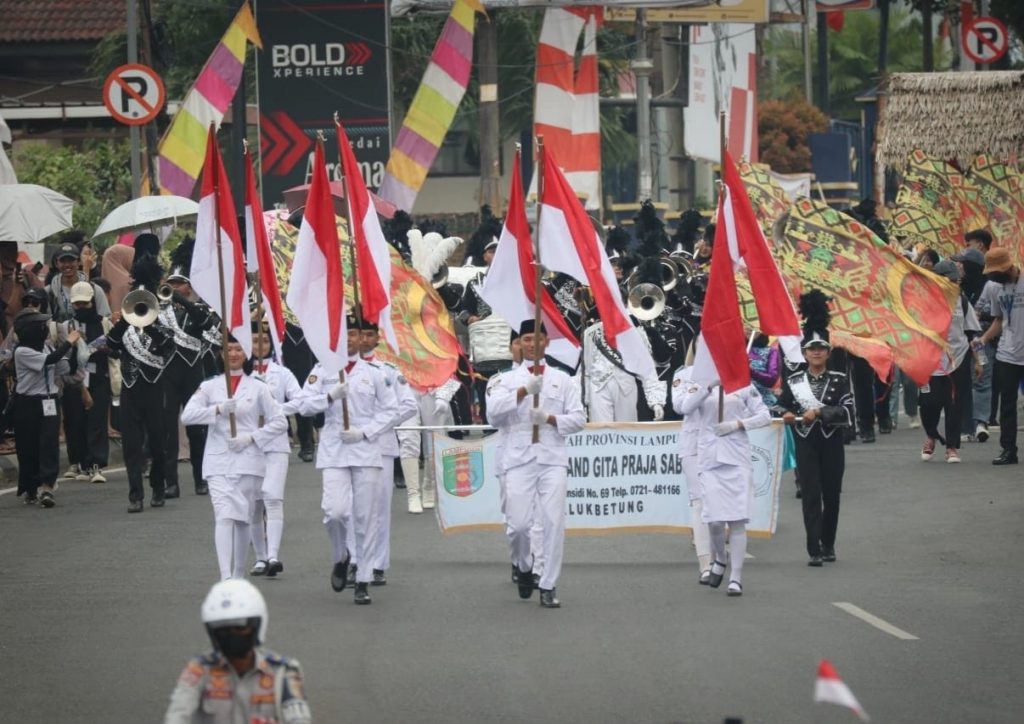 Kirab Marching Band Disambut Meriah Ribuan Masyarakat