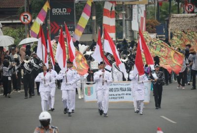 Kirab Marching Band Disambut Meriah Ribuan Masyarakat