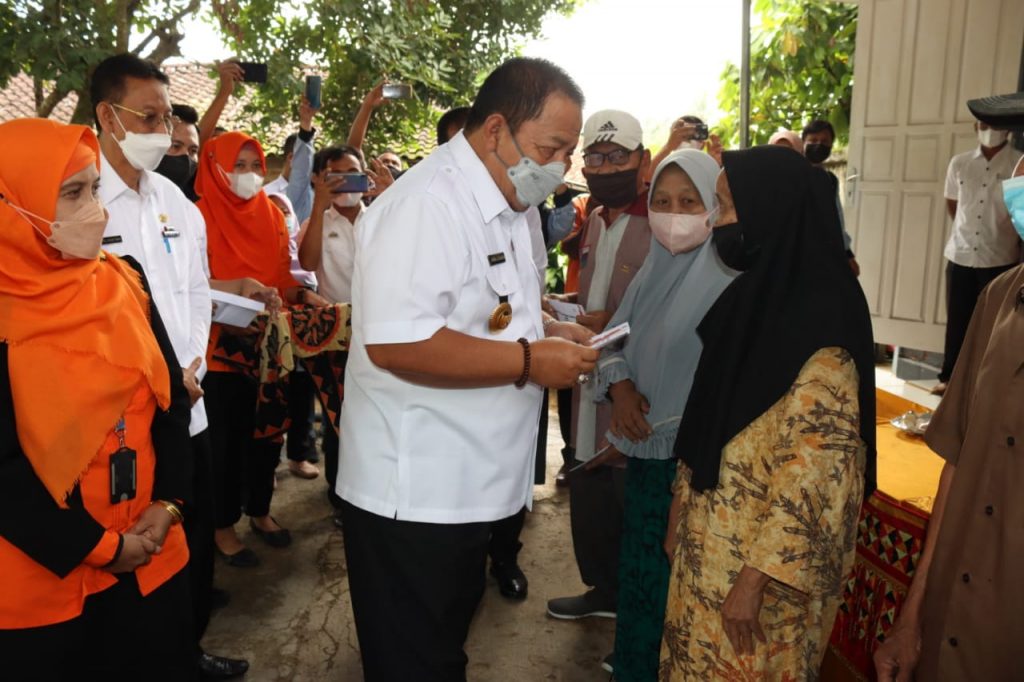 Kunjungan Kerja ke Pringsewu, Gubernur Serahkan BLT dan BPNT