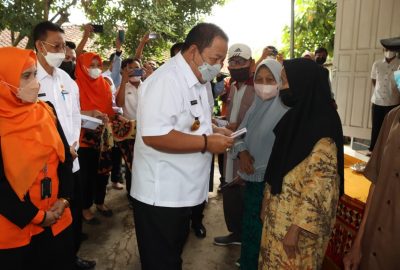 Kunjungan Kerja ke Pringsewu, Gubernur Serahkan BLT dan BPNT