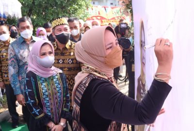 Ketua Dekranasda Provinsi Lampung Launching Kain Tenun Sulam Jelujur Khas Pesawaran
