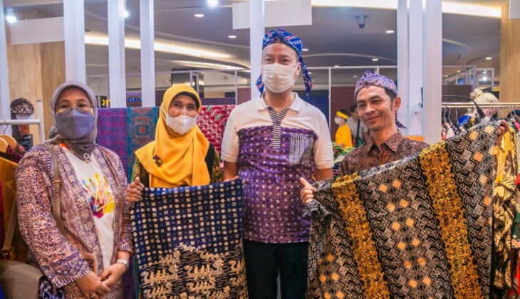 Memakai Batik, Menghormati Kearifan Lokal