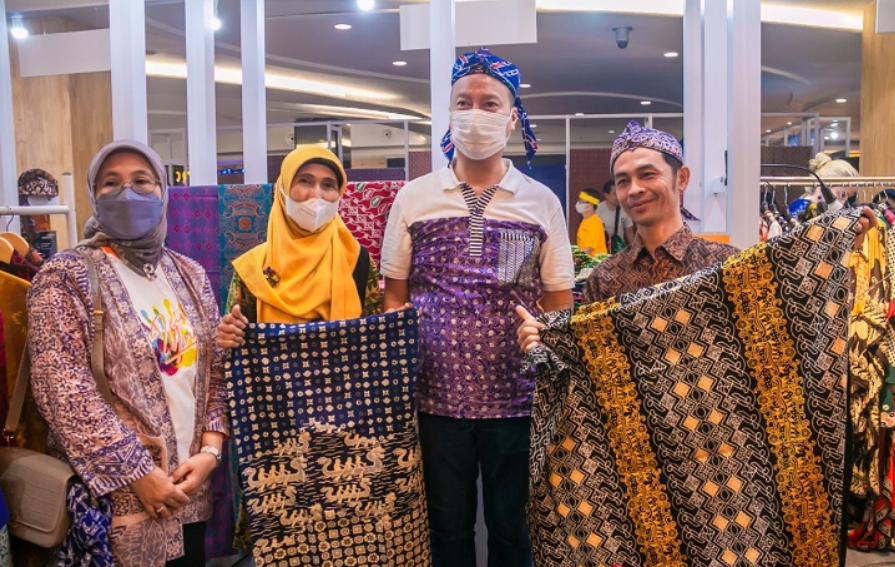 Memakai Batik, Menghormati Kearifan Lokal