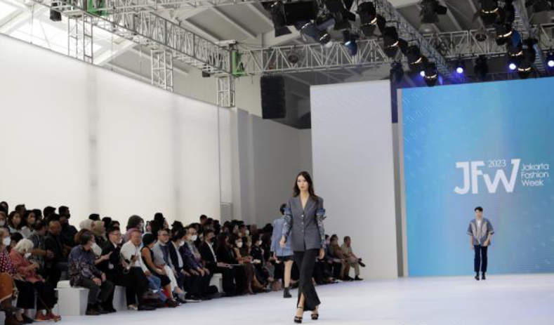 MENTERI Perdagangan (Mendag) Zulkifli Hasan menegaskan kehadiran Jakarta Fashion Week (JFW) harus dapat menumbuhkan industri fesyen di tanah air dan sekaligus mampu menyerbu pasar global. Pemerintah berkomitmen mendukung dan memfasilitasi pertumbuhan industri fesyen Indonesia.