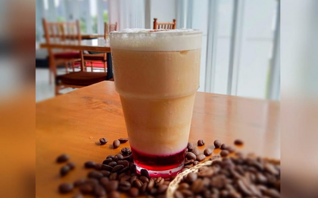 Menikmati kopi di BBC Hotel