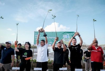 Menparekraf Tanam Mangrove pada Hari Pariwisata Dunia
