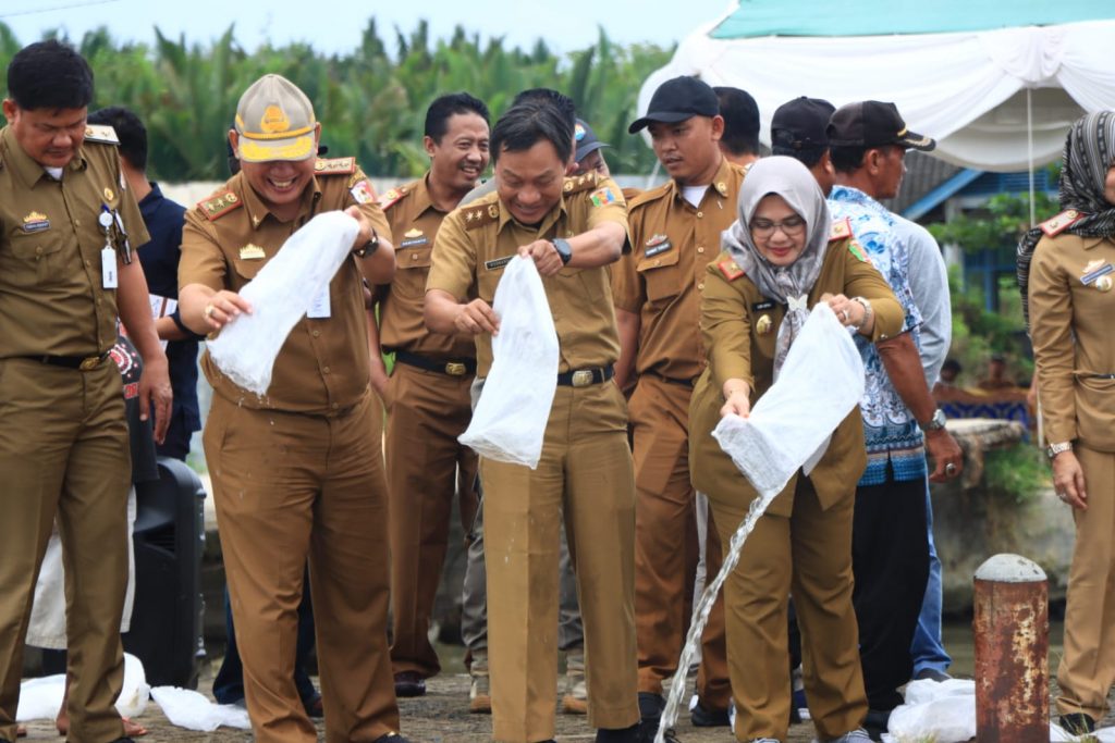 Pemprov Laksanakan Lanjutan Restocking 1 Juta Ekor Benih Ikan Endemik di Tulang Bawang