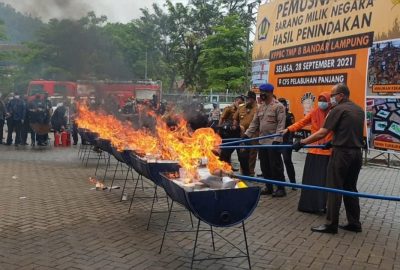 Gubernur Arinal Djunaidi Ikuti Pemusnahan Barang Ilegal