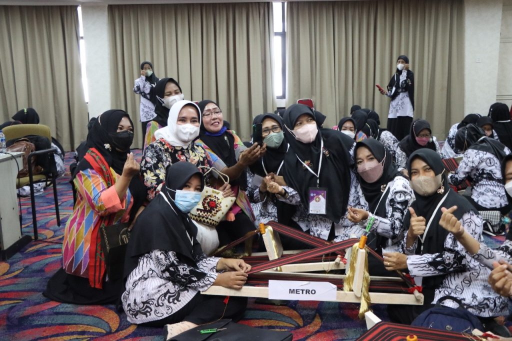 Riana Sari Arinal Tinjau Pelatihan Menapis untuk Guru Perempuan PGRI