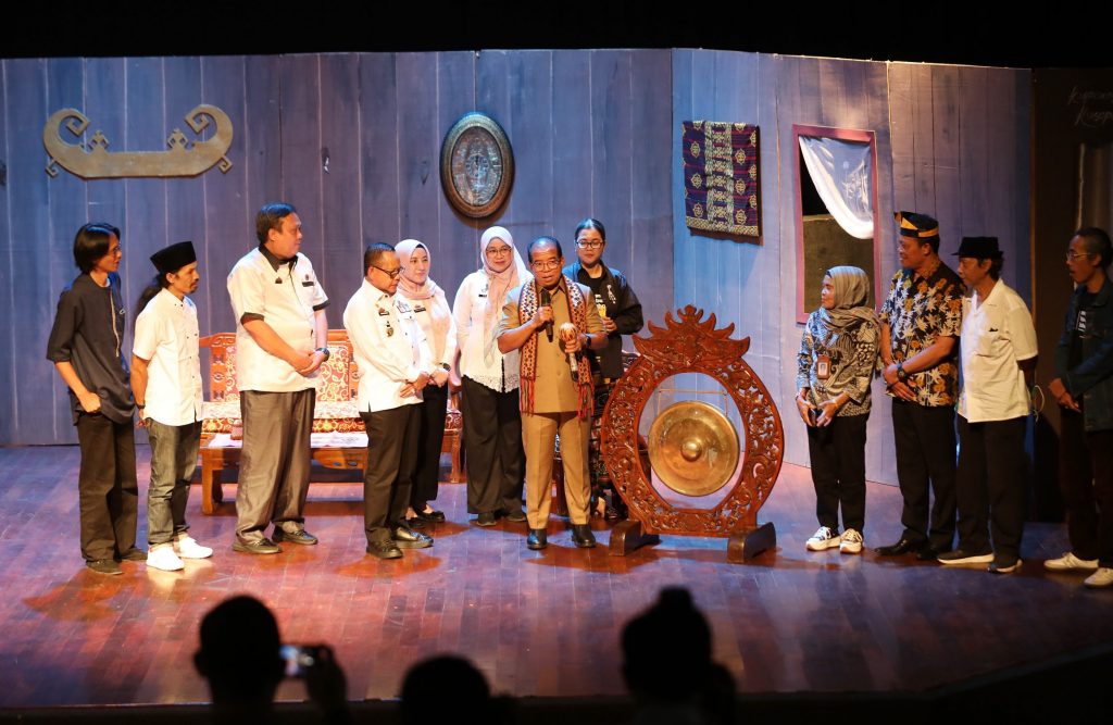Pj. Gubernur Samsudin Buka Festival Teater Bahasa Lampung: Ajak Generasi Muda Lestarikan Bahasa Daerah