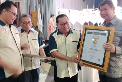 Prabowo Subianto Terima Pin Emas SMSI atas Dedikasinya Jaga Demokrasi