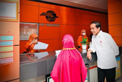 Presiden Jokowi Tinjau Langsung Pembagian BLT BBM