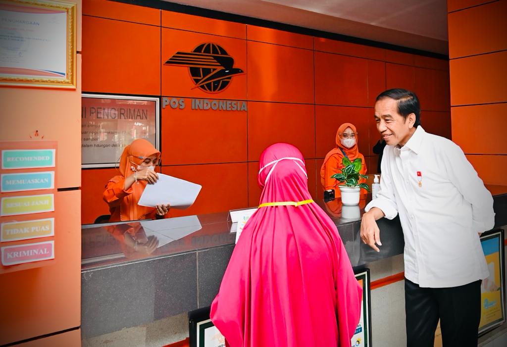 Presiden Jokowi Tinjau Langsung Pembagian BLT BBM