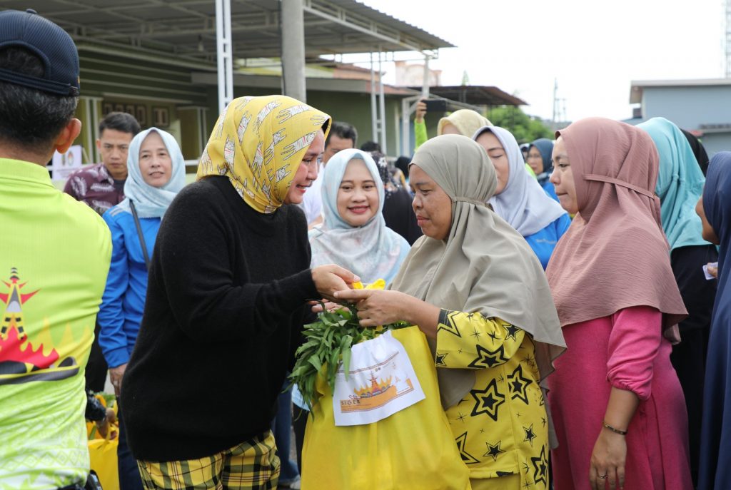 Riana Sari Arinal Berikan Bantuan Program Siger kepada Warga Terdampak Banjir