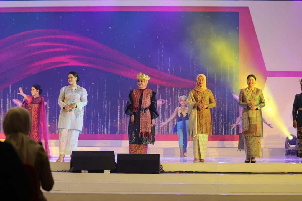 Riana Sari Arinal Kenakan Tapis pada Fashion Show HUT Dekranas ke-43
