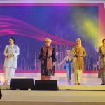 Riana Sari Arinal Kenakan Tapis pada Fashion Show HUT Dekranas ke-43