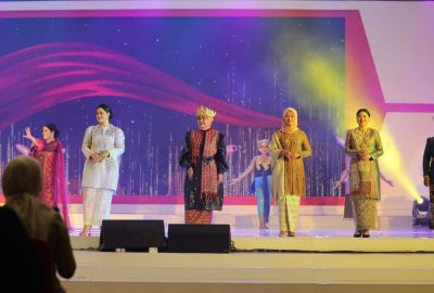 Riana Sari Arinal Kenakan Tapis pada Fashion Show HUT Dekranas ke-43