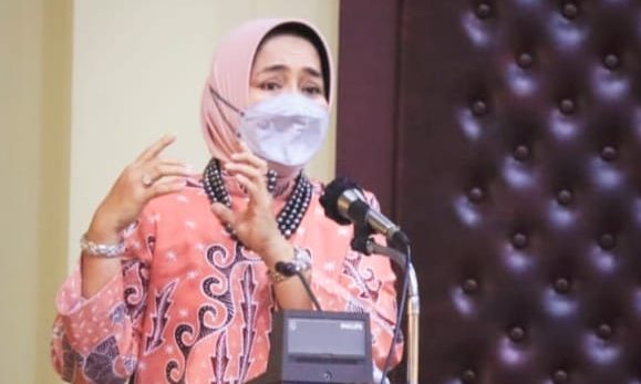 Riana Sari Arinal Membuka Pembekalan Kewirausahaan Pembuatan Batik Tabrak Corak bagi ASN yang akan Purna Bakti