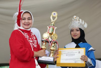 Riana Sari Arinal Serahkan Trophy Juara Kirab Marching Band dan Pelajar