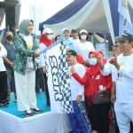 Riana Sari Arinal Lepas Peserta Jalan Sehat dalam rangka HUT ke-61 IKWI Lampung
