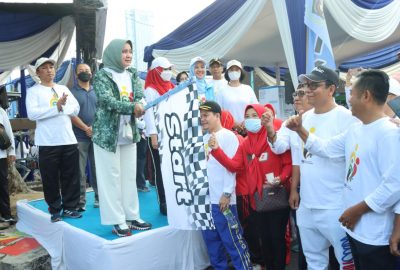 Riana Sari Arinal Lepas Peserta Jalan Sehat dalam rangka HUT ke-61 IKWI Lampung