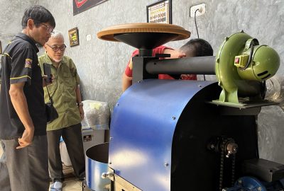 Rumah Produksi Anjosia Coffee Dikunjungi oleh Profesor dari Unila